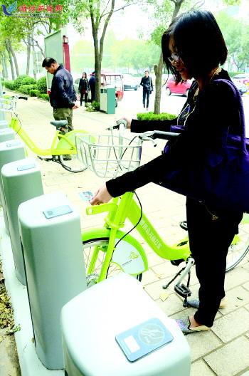 市民在站點刷卡取車。記者 殷夢