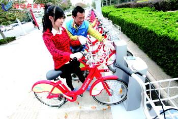 工作人員指導(dǎo)市民取車。記者 張馳