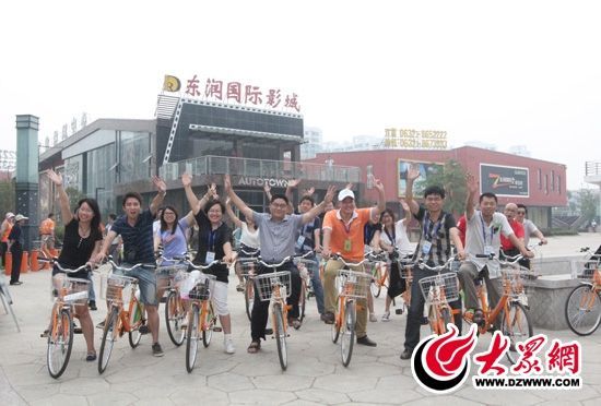 采訪團記者做好準備體驗公共自行車。 記者 郭豪 攝。